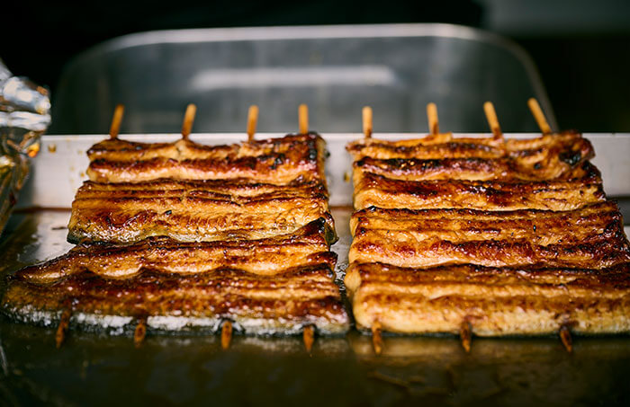 鰻を焼き上げる